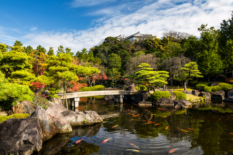 Étang aux carpes koï dans le parc Koko-en à Himeji, entouré de feuillage automnal